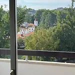 Апартаменты Superb Position Over The River Historical Center *