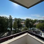 Superb Position Over The River Historical Center Апартаменты