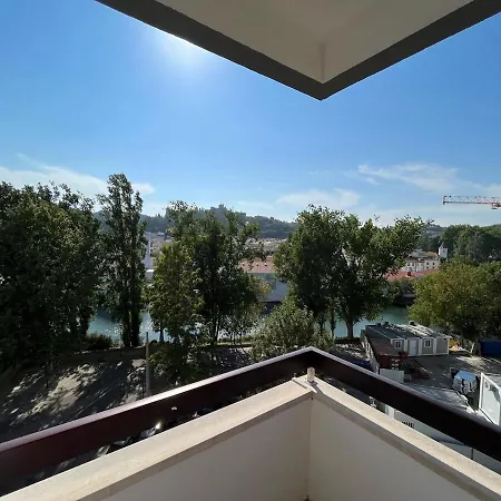 Superb Position Over The River Historical Center Apartman