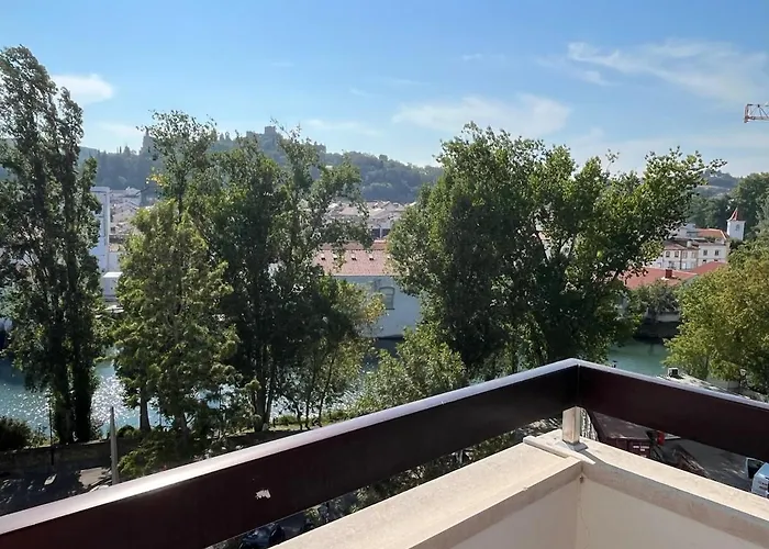 Superb Position Over The River Historical Center Lejlighed *