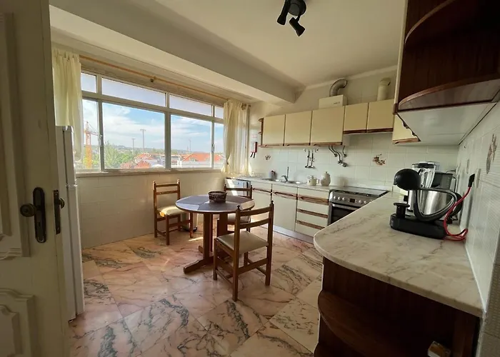 Superb Position Over The River Historical Center 托马尔